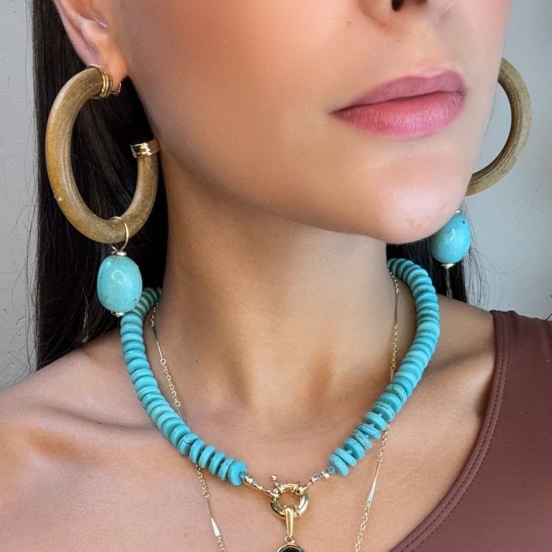 ARGOLA DE MADEIRA COM PEDRA TURQUESA