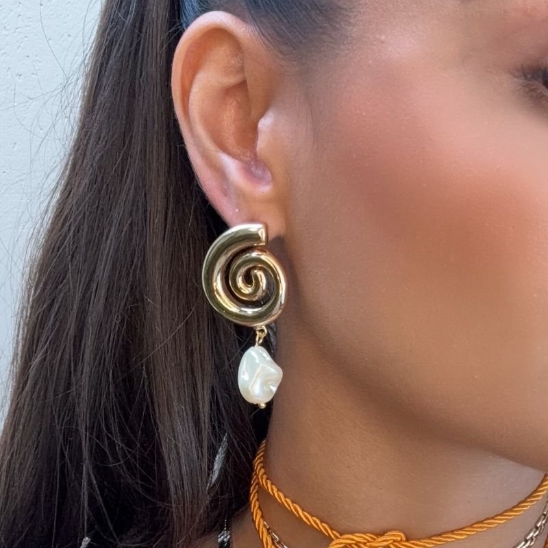 BRINCO CARACOL COM PEROLA FAKE