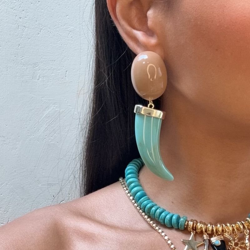 BRINCO OVAL ESMALTADA COM CHIFRE RESINA