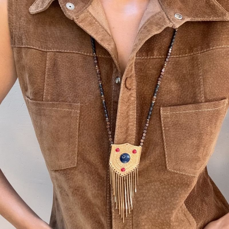 COLAR DE MEDEIRA LONGO COM PINGENTE DE FRANJA