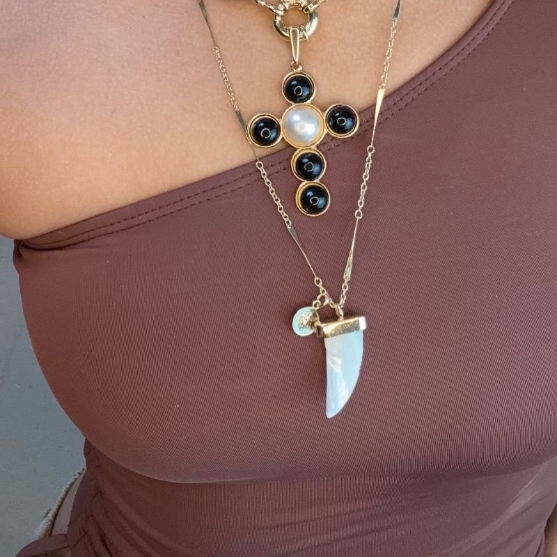 COLAR LONGO COM PINGENTE DE DENTE DE MADRE PEROLA